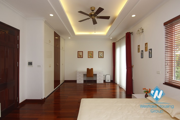 Hanoi furnished 4 bedrooms villa for let in Vinhomes Riverside with river view